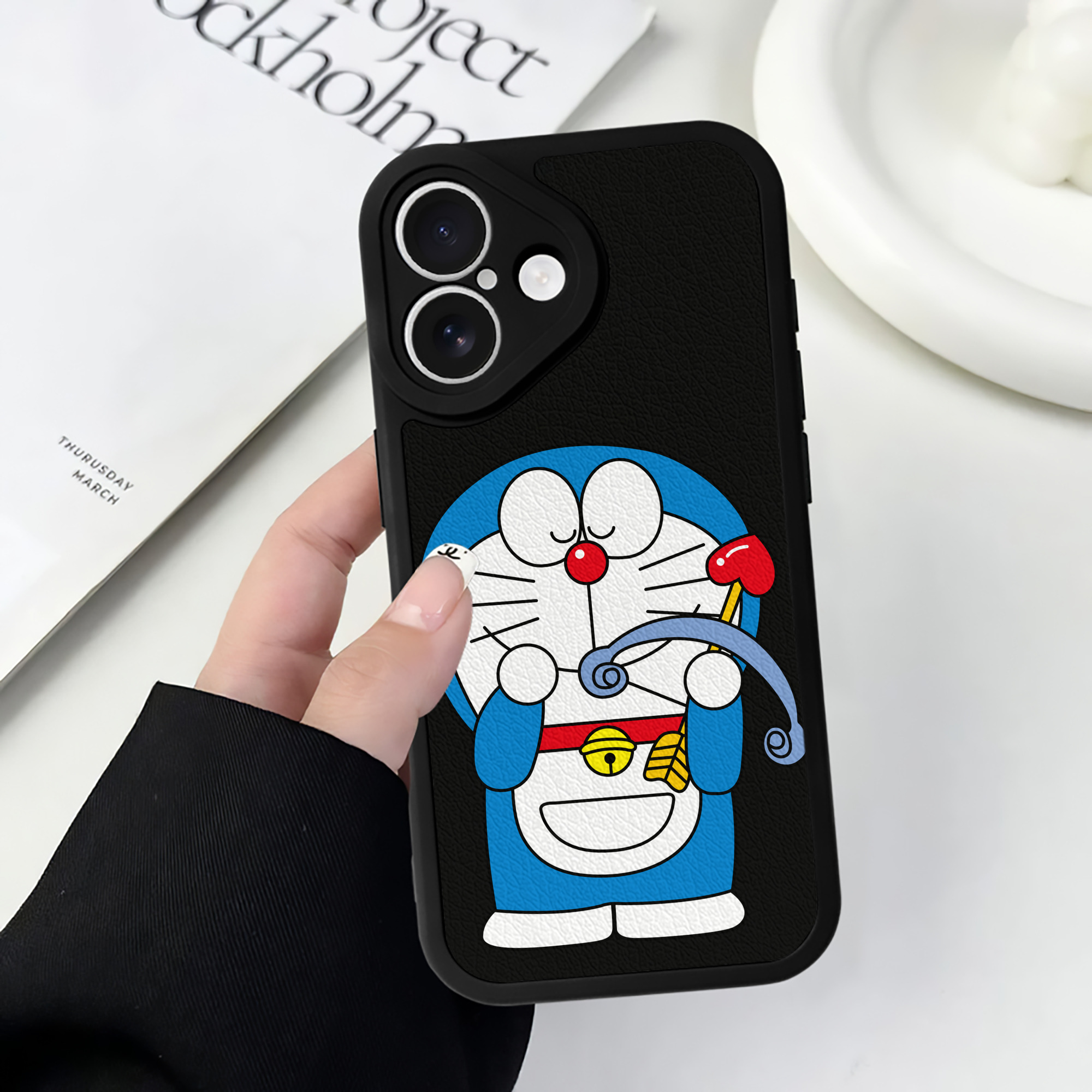 （画像用） ドラえもん Doraemon 【iPhone 16シリーズ対応】シリコンスマホケース（レザー調） 材質：シリコン